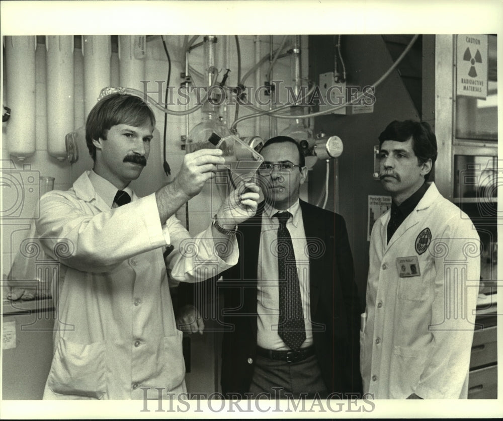 1986 Press Photo Researchers and their work with AIDS virus at Tulane School - Historic Images