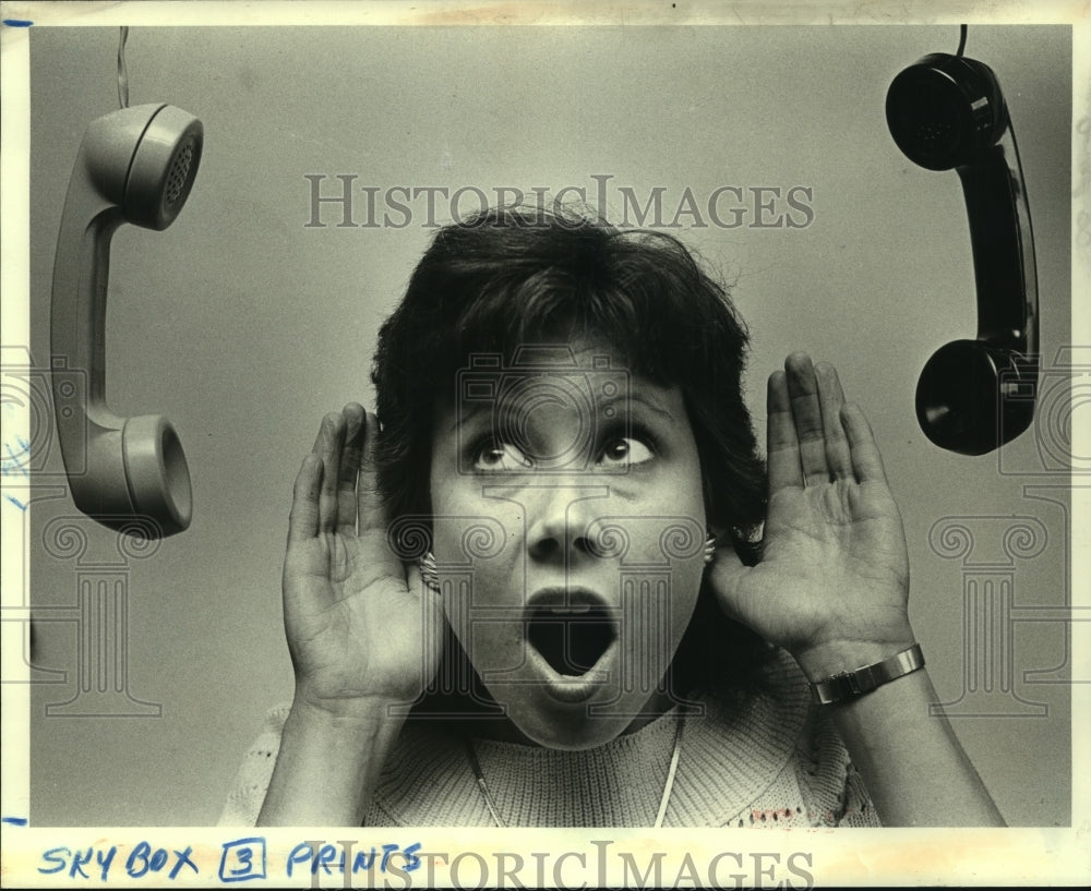 1984 Press Photo A woman illustrates &quot;gossip&quot; - nob23754 - Historic Images