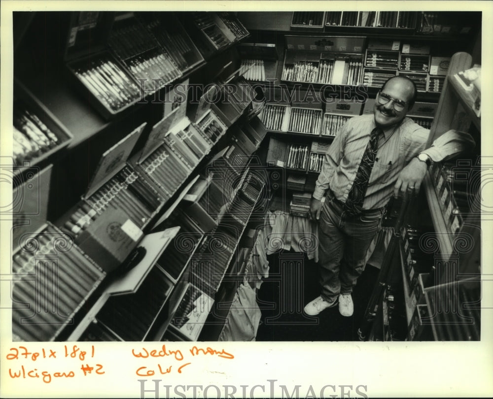 1994 Press Photo Brian Gould, manager at Tinderbox cigar store, Lakeside Center - Historic Images