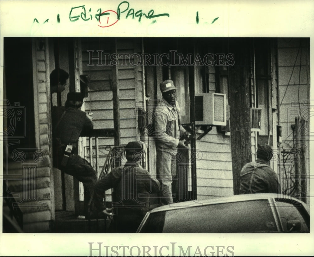 1984 Press Photo Bobby Gurley surrenders to police at his Freret Street house - Historic Images