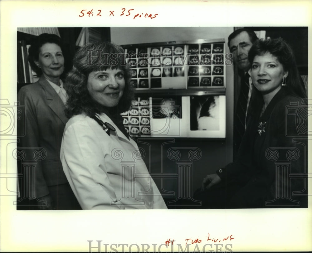 1990 Press Photo Dr. Jayne Gurtler in her office &amp; some of her cancer patients. - Historic Images