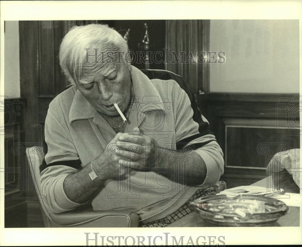 1978 Press Photo Lou Gurvich relaxing with a cigarette. - nob23785 - Historic Images