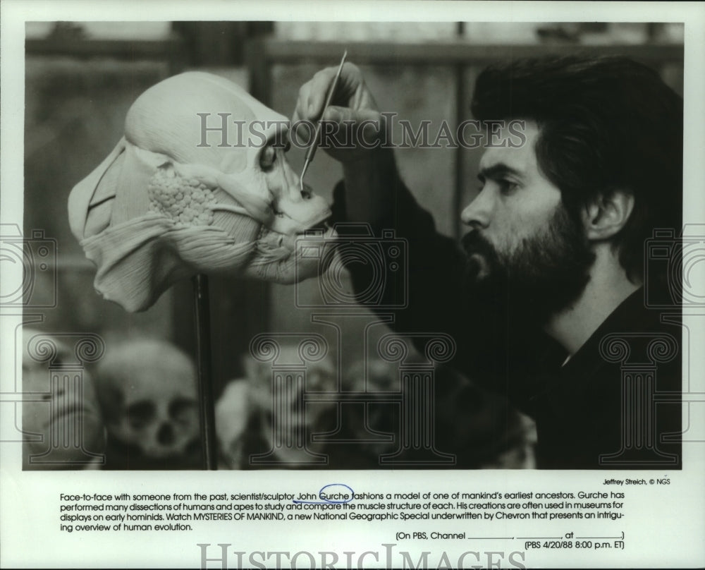 1988 Press Photo John Gurche, scientist/sculptor works on a model of early man. - Historic Images