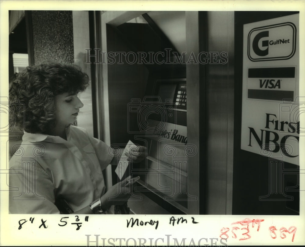 1989 Press Photo Daisy Guitart looks at receipt from GulfNet auto teller machine - Historic Images