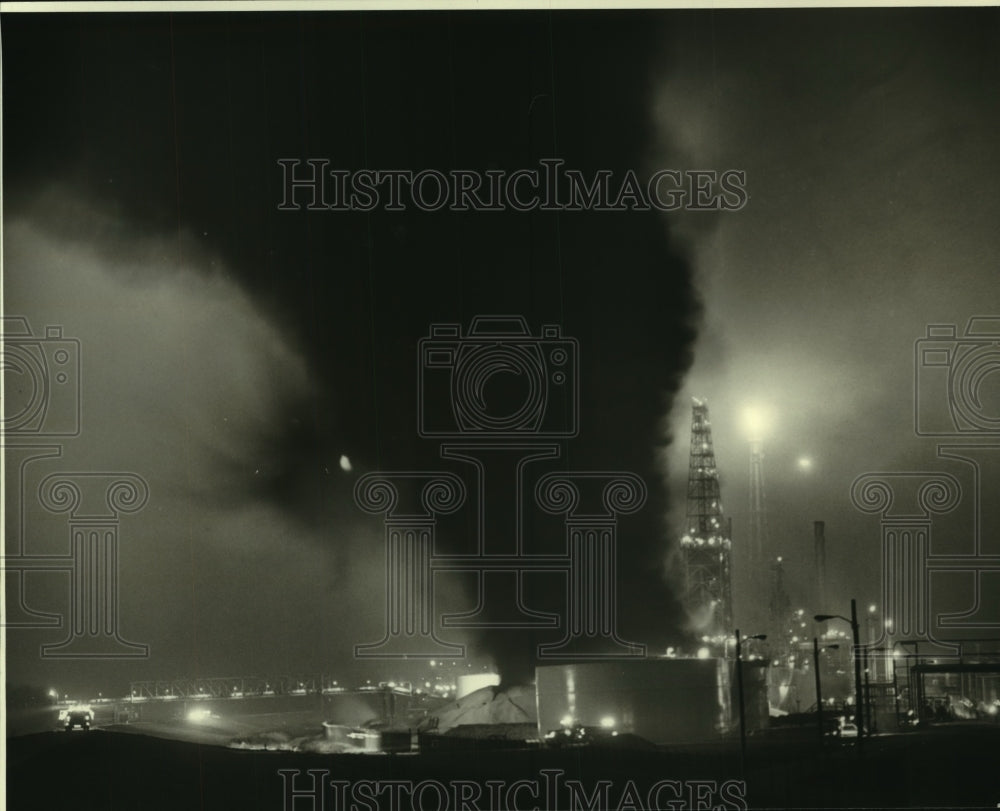 1981 Press Photo Black smoke rises from Alliance refinery after explosion - Historic Images