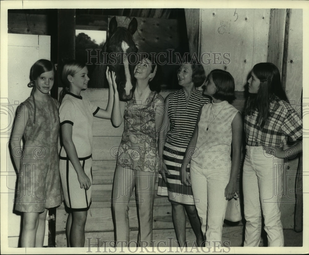 1968 Press Photo Marilyn Clark, Mine Danilova and other girls - nob23826 - Historic Images