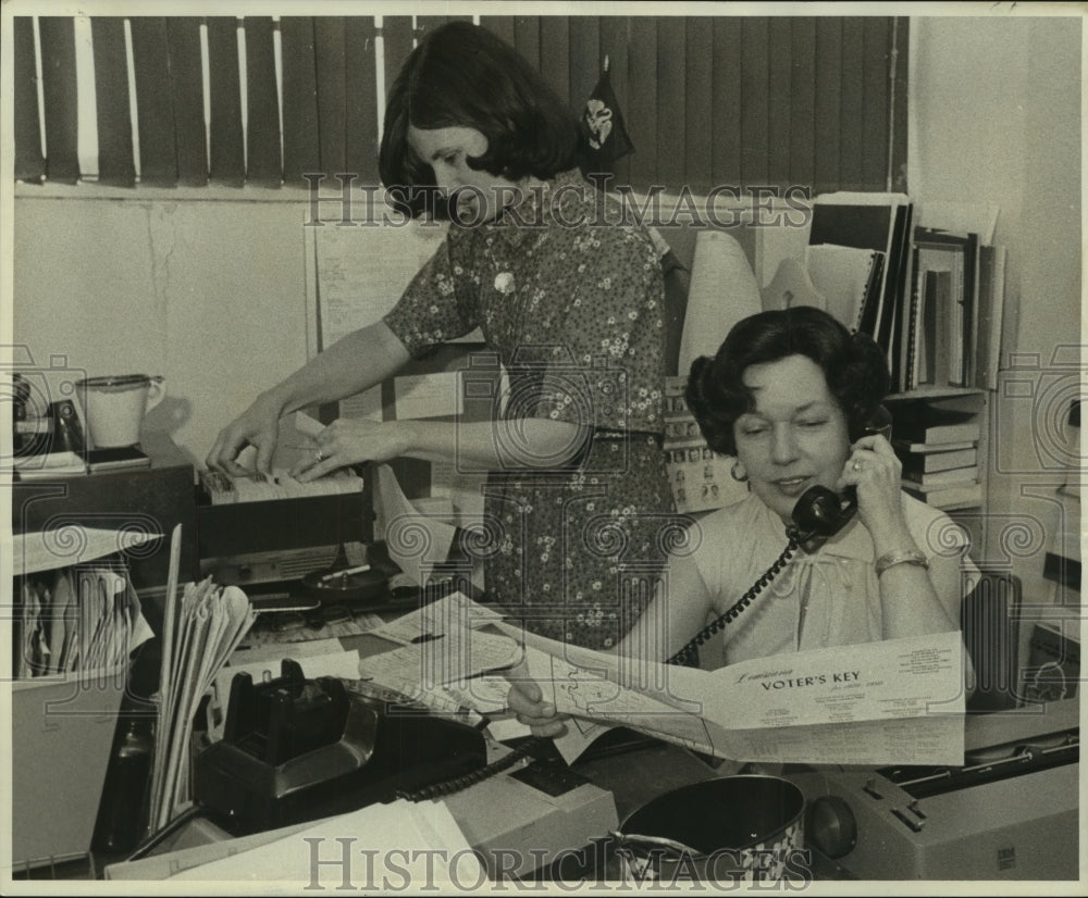 1977 Press Photo Mrs. Correro &amp; Mrs. Gunderson of Louisiana Legislature - Historic Images