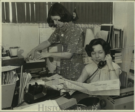 1977 Press Photo Mrs. Correro & Mrs. Gunderson of Louisiana Legislature - Historic Images