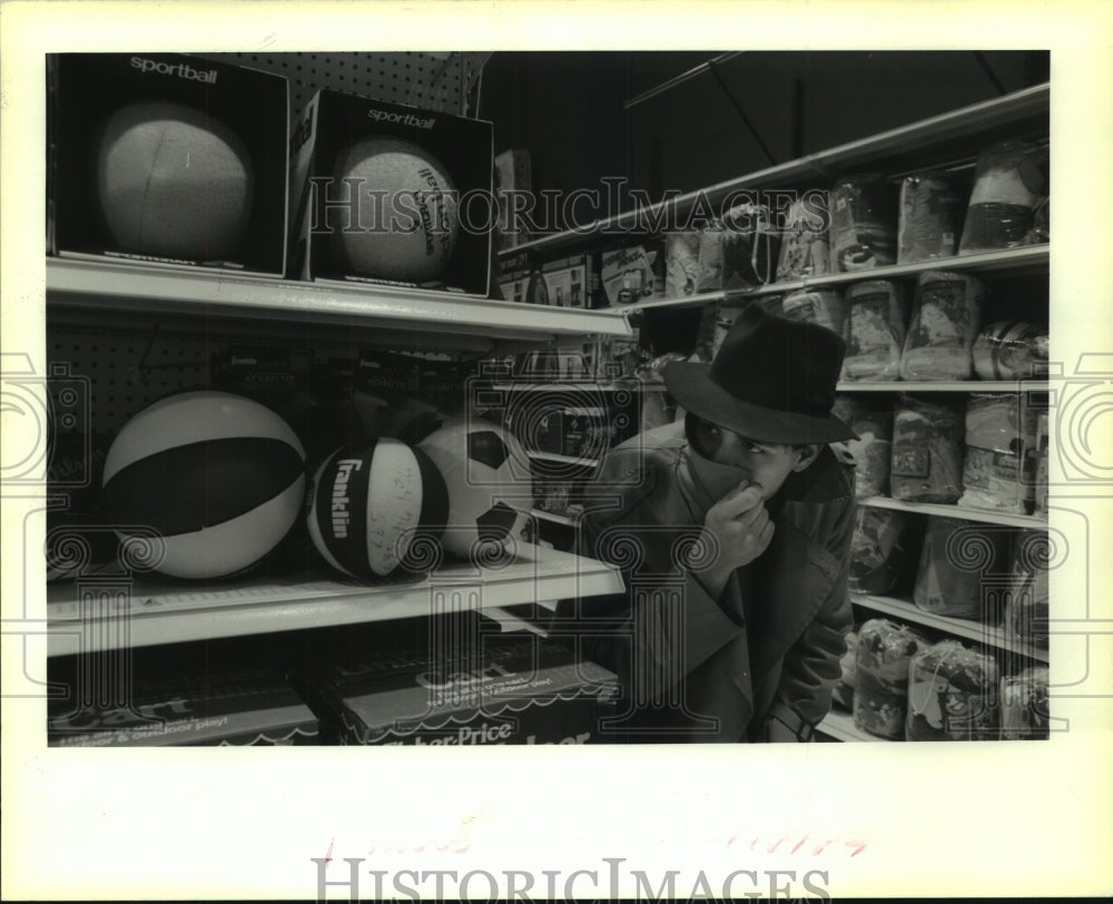 1990 Press Photo Victor Guzman, Children&#39;s Palace employee poses as store spy - Historic Images