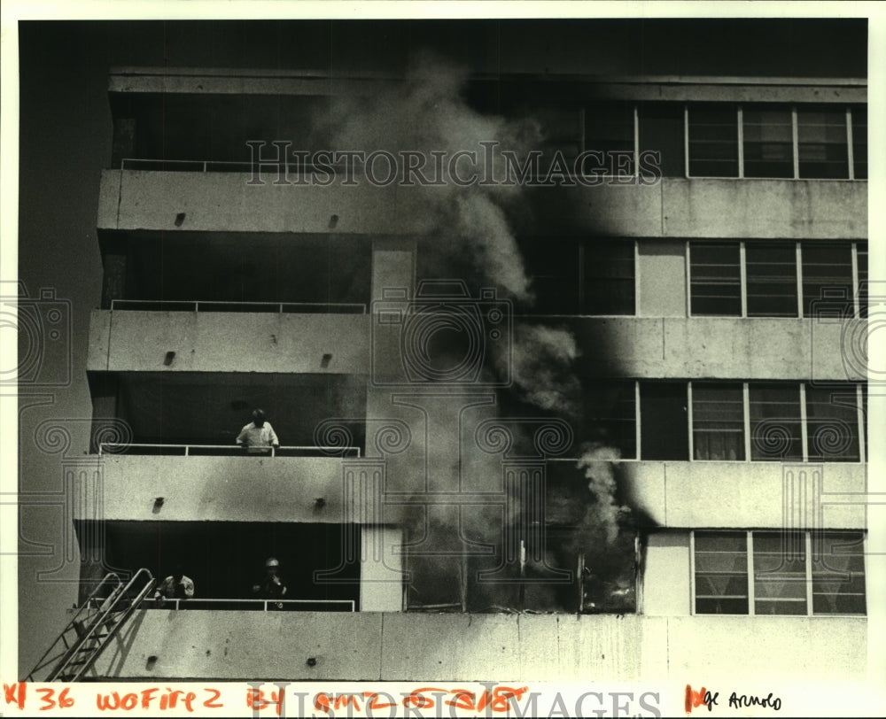 1987 Press Photo Firemen on the scene of burning William J. Henry Project - Historic Images