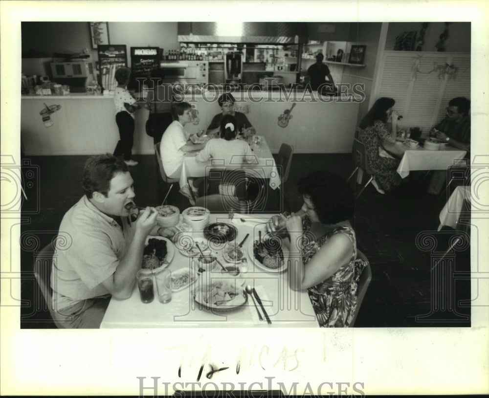 1993 Press Photo Customers at Gustavo&#39;s Authentic Mexican Cuisine in Kenner - Historic Images