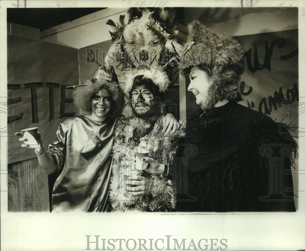 1977 Press Photo Hostesses Colette Guste and Yvonne Blount, Mike Corneaux- Historic Images