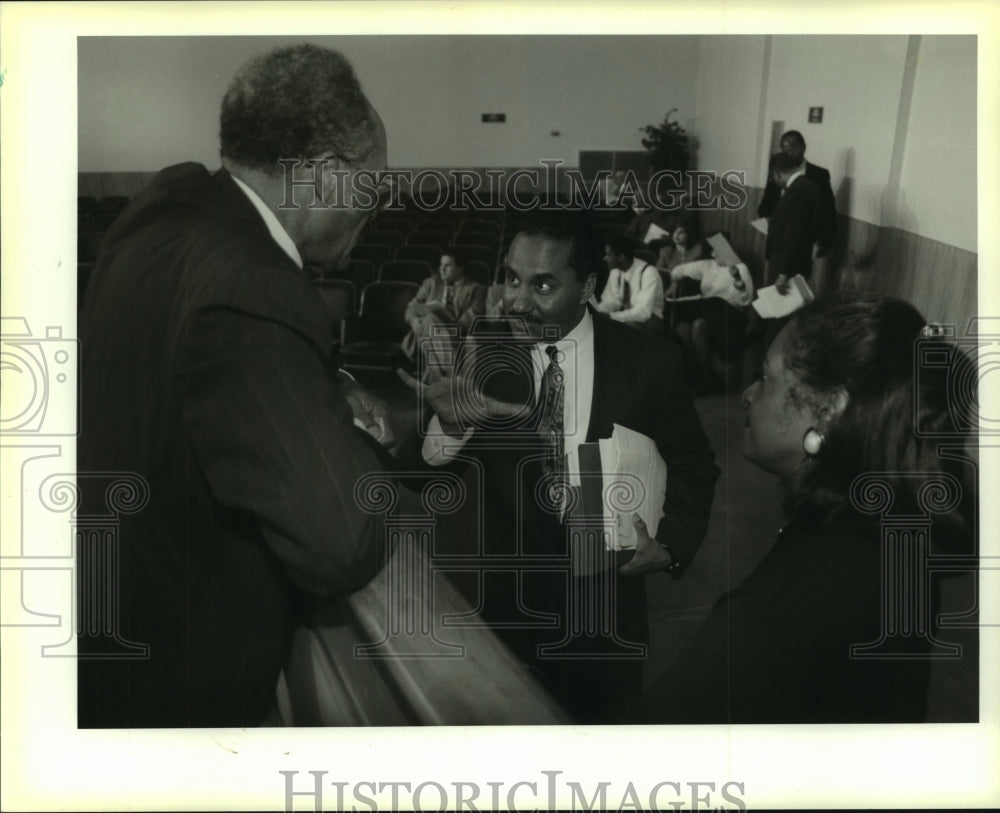 1995 Press Photo Marlin Gusman conferring with Jim Singleton at City Council - Historic Images