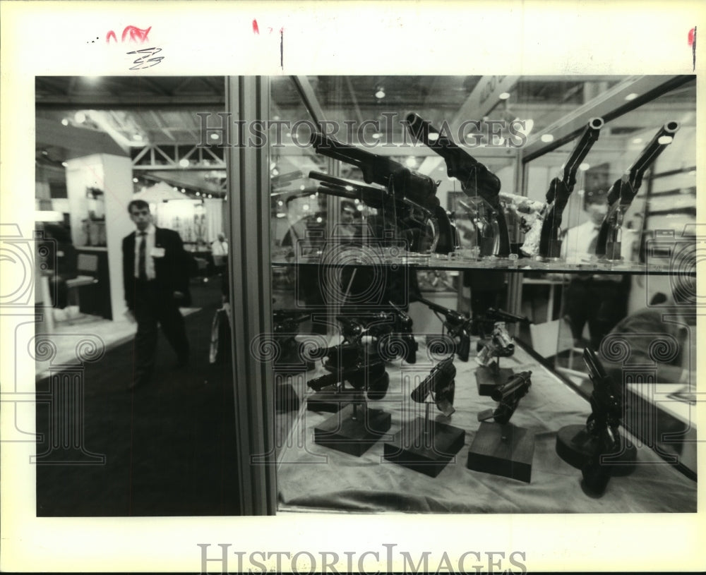 1992 Press Photo Several models of different caliber of pistol on display - Historic Images