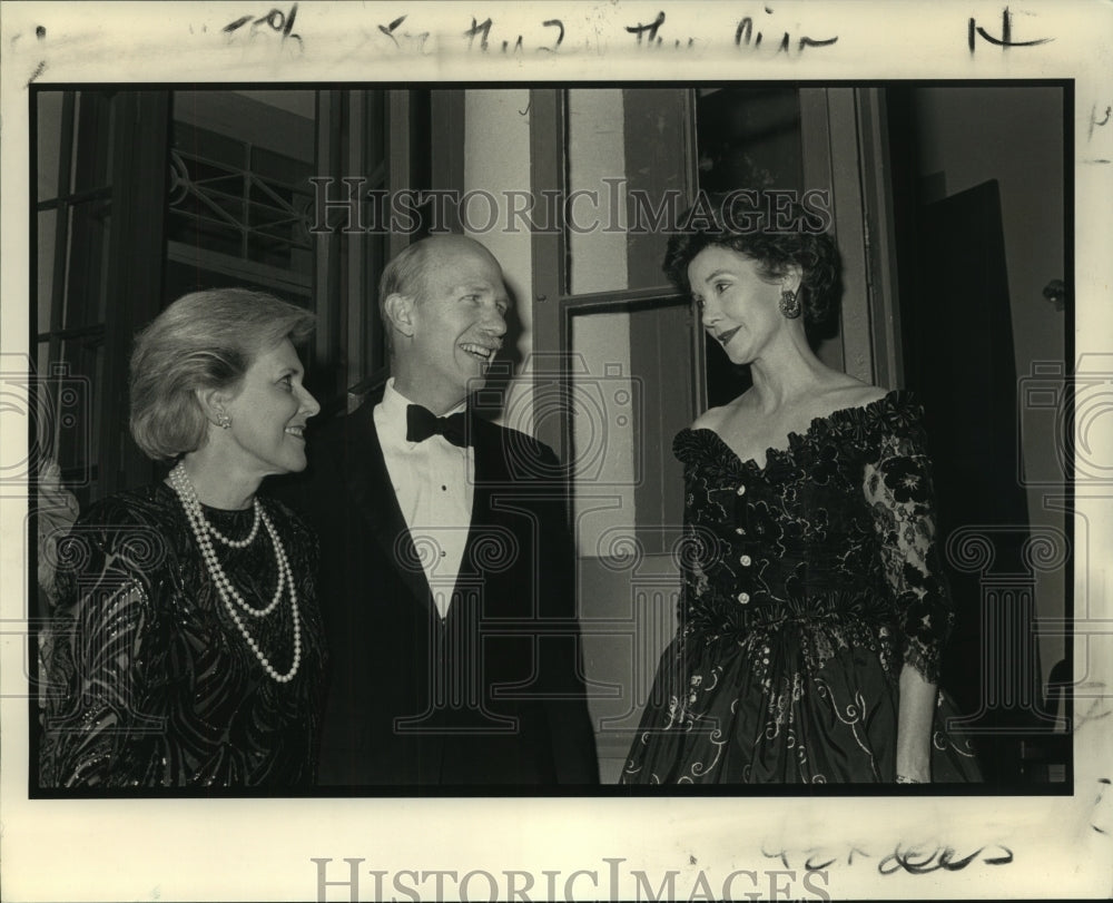 1990 Press Photo Judy &amp; Dr. Lincoln Paine, Susan Gundlach at Herman Grima House - Historic Images