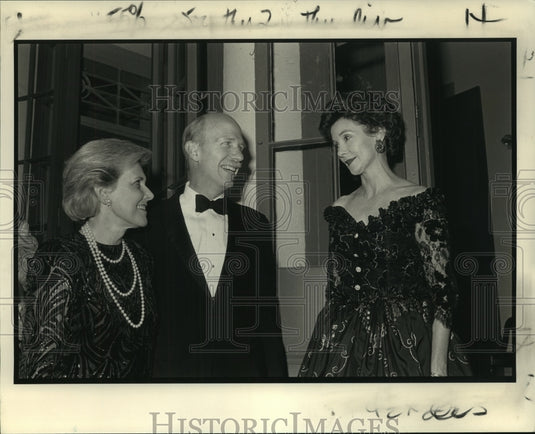 1990 Press Photo Judy & Dr. Lincoln Paine, Susan Gundlach at Herman Grima House - Historic Images