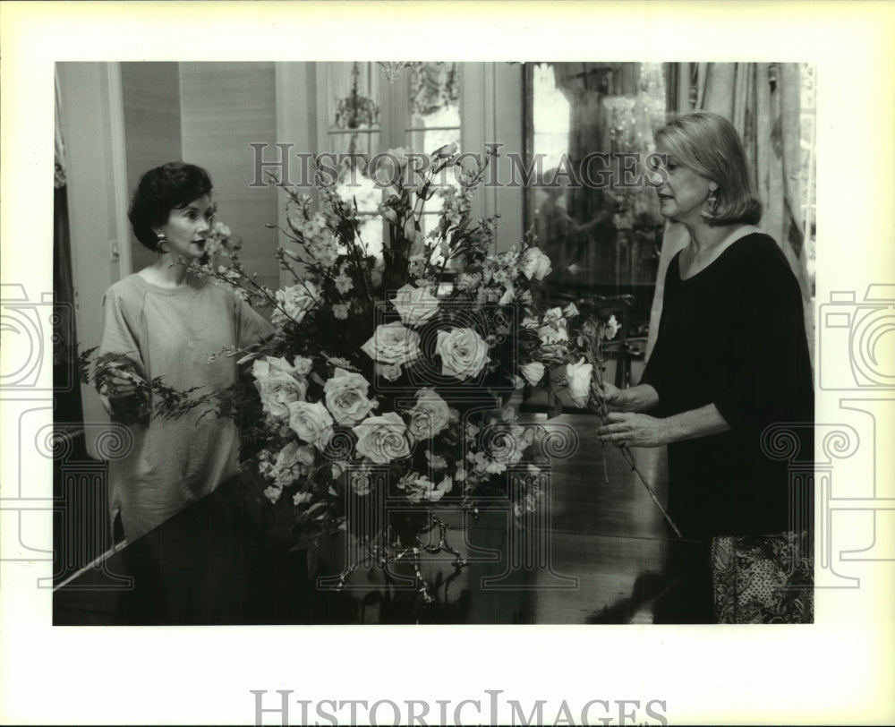 1993 Press Photo Susan Gundlach and Meade Wenzel look at the flower arrangement - Historic Images