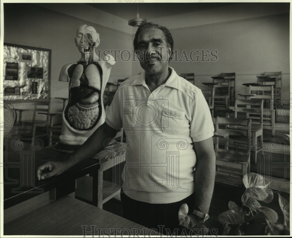 1984 Press Photo Biology teacher Lorenzo Gunn at Fortier Senior High School - Historic Images