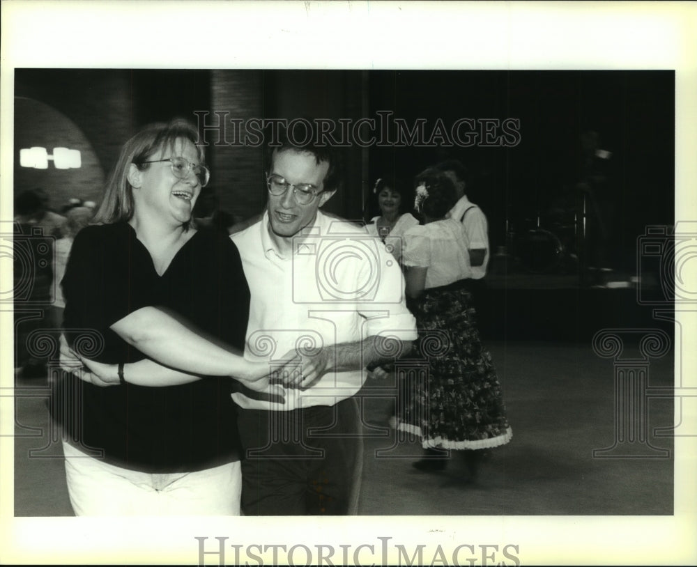 1994 Press Photo Gumbo Cook Off visitors dance to cajun music at Cultural center - Historic Images