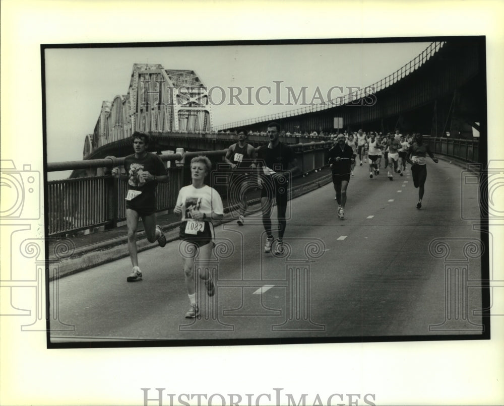 1989 Press Photo umbo Festival Bridge Run participants run down on Long Bridge - Historic Images