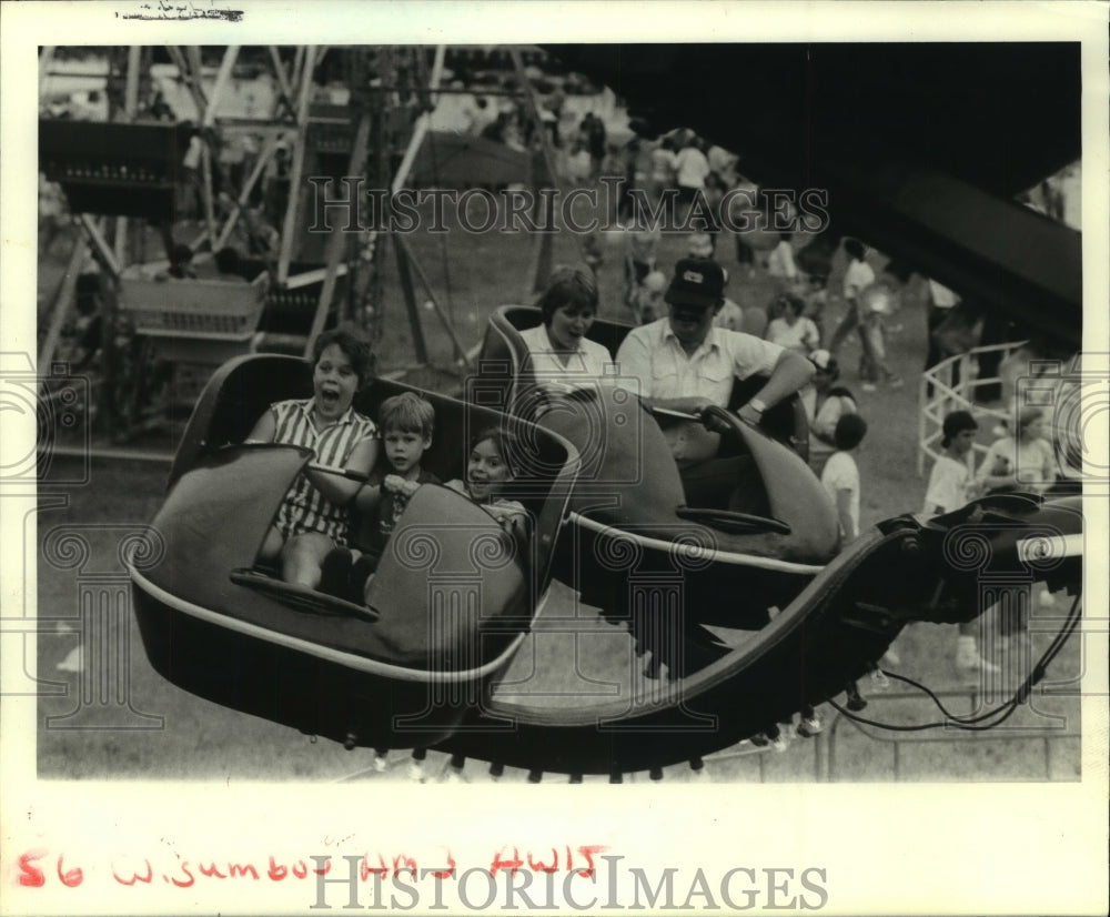 1984 Press Photo Gumbo Festival visitors ride the Spyder in Bridge City - Historic Images