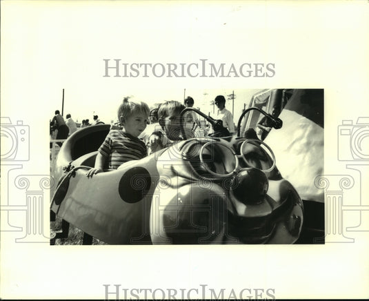 1988 Press Photo Gumbo Festival young visitors enjoy the ride in Bridge City - Historic Images