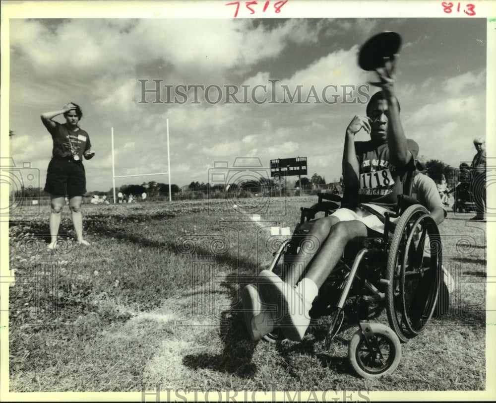 1989 Press Photo The Gumbo Games - Participant Brian Maye throws the discs - Historic Images