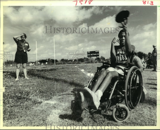 1989 Press Photo The Gumbo Games - Participant Brian Maye throws the discs - Historic Images