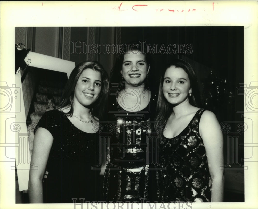 1995 Press Photo Ashley Authement, Emily Guiza, Emily Kimble attending a party - Historic Images