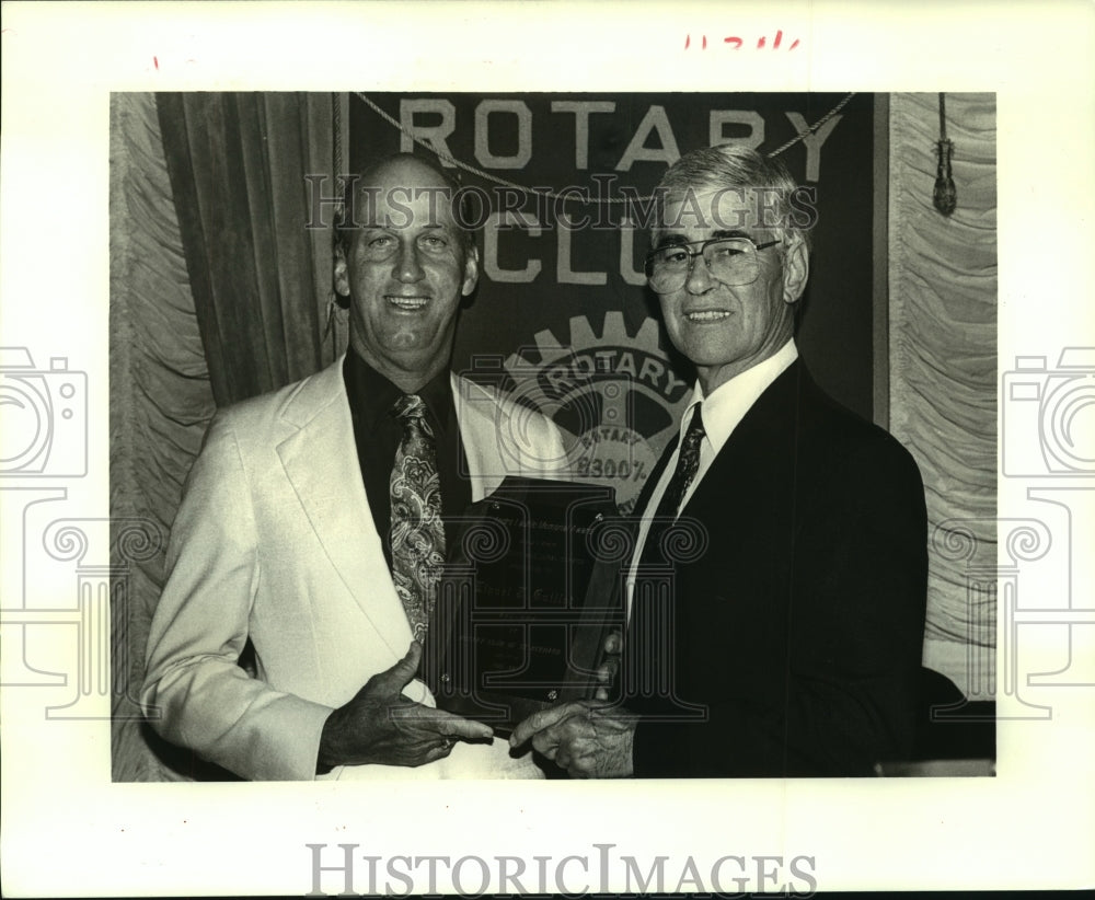 1987 Press Photo Lionel Guillot of Kenilworth receives the Andre J. Lauhle Award - Historic Images