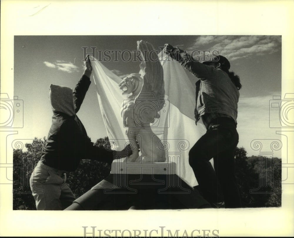 1989 Press Photo Wing Lions at the New Museum of Art- Re-dedication ceremonies - Historic Images