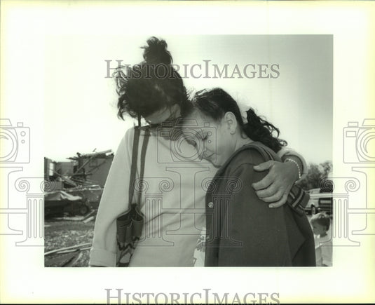 1993 Press Photo Deborah Nails & Ashley Allemand at Tornado torn Grand Isle Sch - Historic Images
