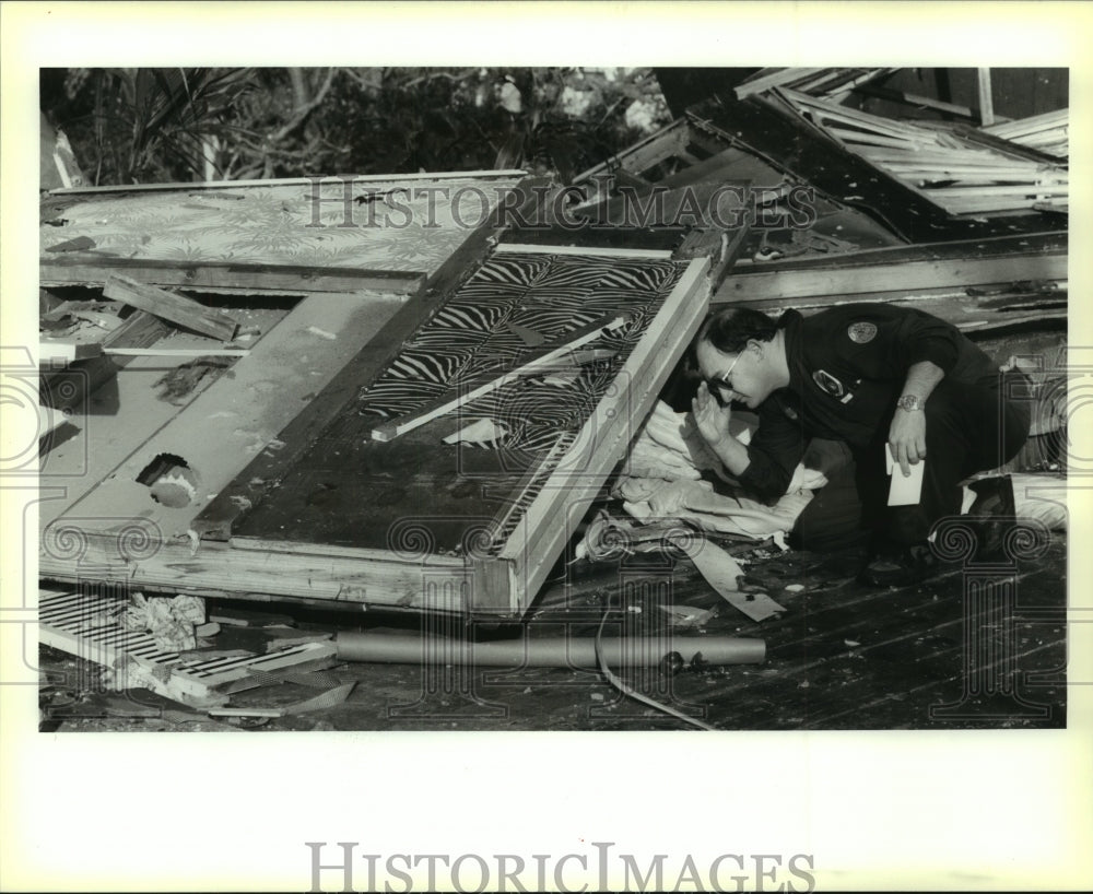 1993 Press Photo Kelly Crosby looks for mementos in tornado torn home of parents - Historic Images
