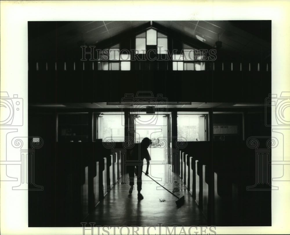 1993 Press Photo Diane Rice sweeps floor at Our Lady of the Isle Catholic Church - Historic Images