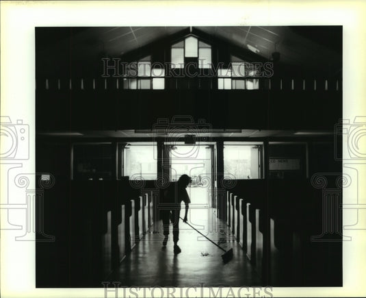 1993 Press Photo Diane Rice sweeps floor at Our Lady of the Isle Catholic Church - Historic Images