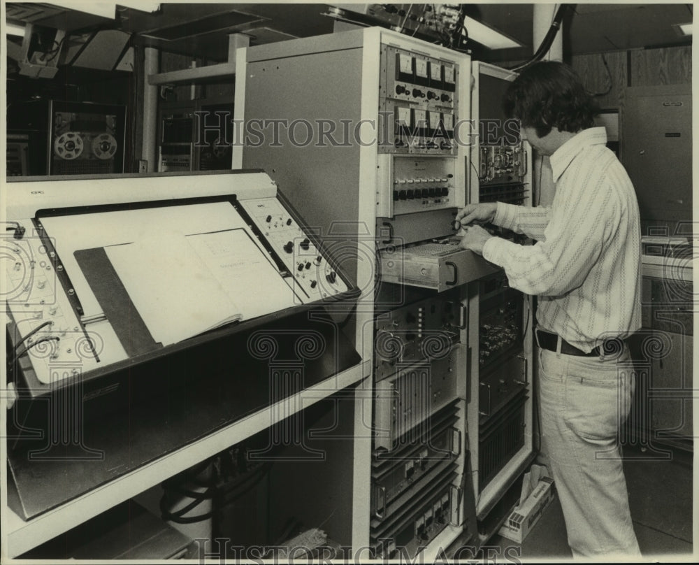 1976 Press Photo John Hammonds, Electrical Engineer maintaining equipment - Historic Images