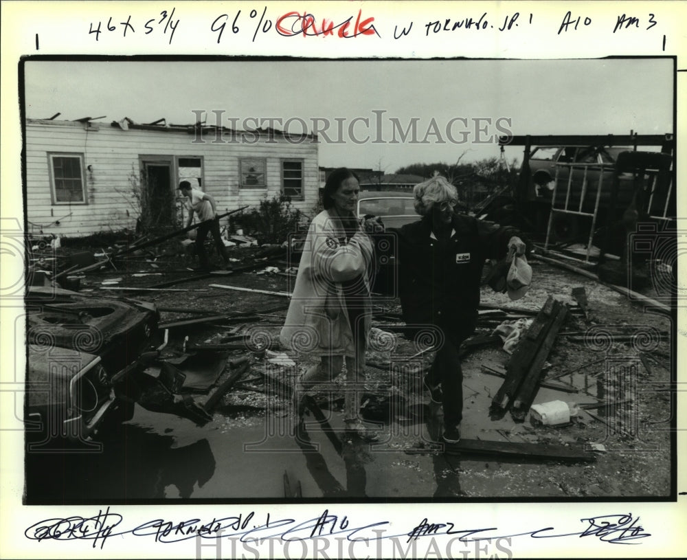 1993 Press Photo Brenda Honeycutt &amp; mother Telenie Herbert- tornado torn home - Historic Images