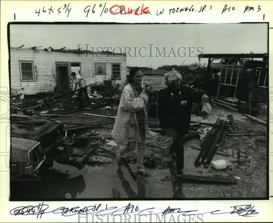 1993 Press Photo Brenda Honeycutt & mother Telenie Herbert- tornado torn home - Historic Images