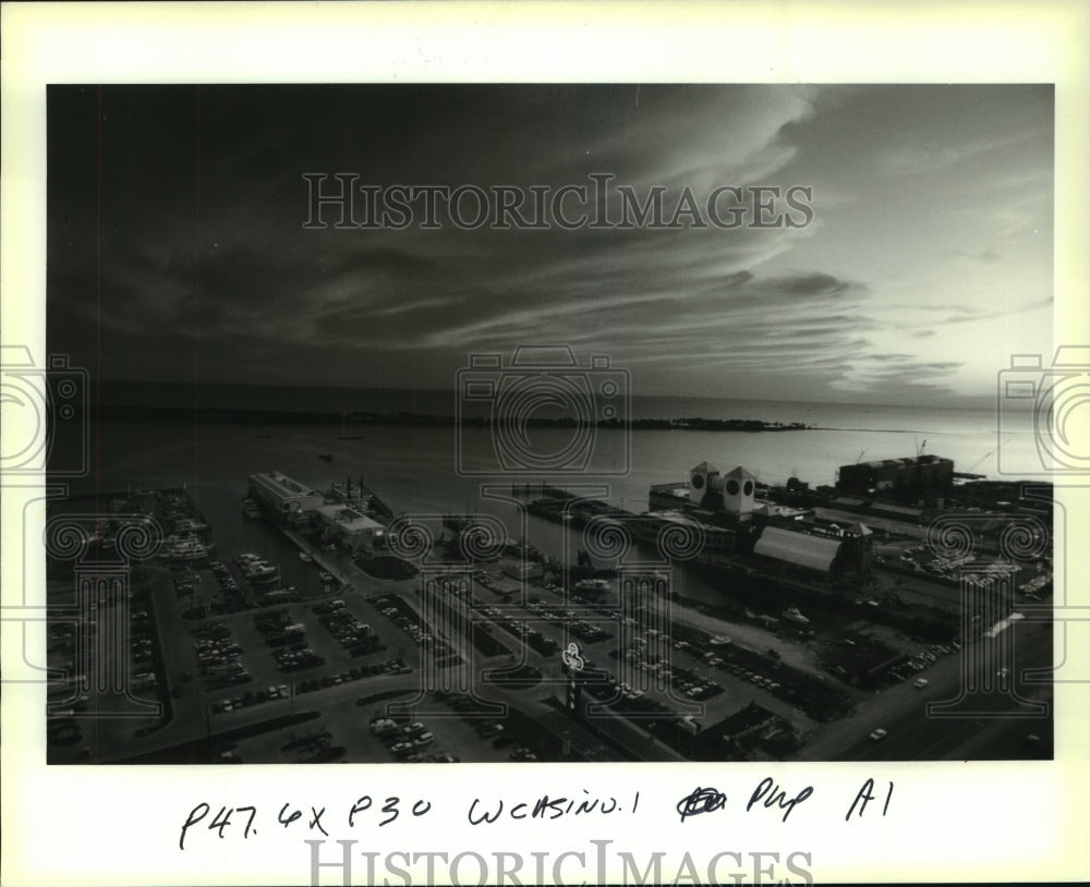 1993 Press Photo Aerial view during sunset hours at the Isle of Capri Casino - Historic Images