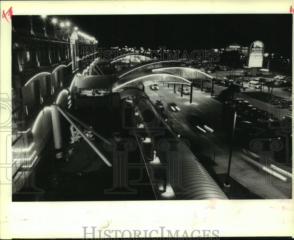 1993 Press Photo Traffic blurs through the Grand Casino drop off in Gulfport - Historic Images