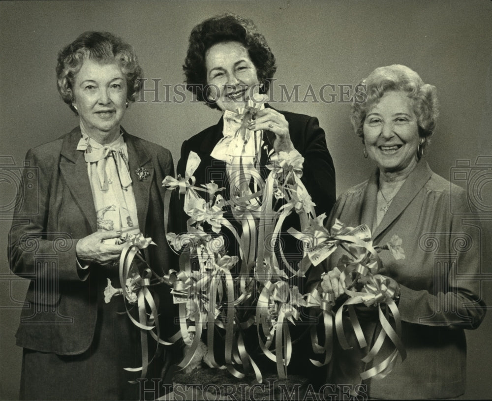 1981 Press Photo Sophie L. Gumble Guild presents &quot;A Gala of Fabulous Prizes&quot; - Historic Images