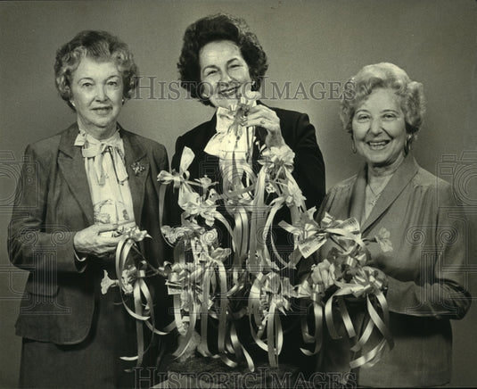 1981 Press Photo Sophie L. Gumble Guild presents "A Gala of Fabulous Prizes" - Historic Images