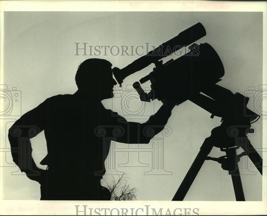 1985 Press Photo An avid astrologer waiting for Halley's Comet to pass earth - Historic Images