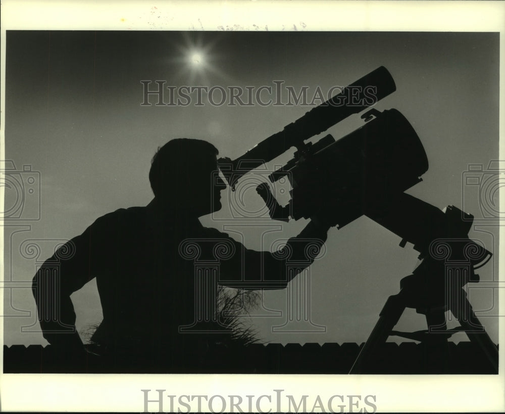 1985 Press Photo Halley's comet-Local astronomer Barry Simon takes practice gaze - Historic Images