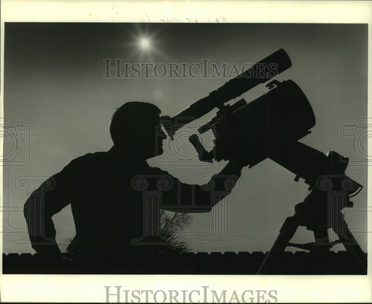 1985 Press Photo Halley's comet-Local astronomer Barry Simon takes practice gaze - Historic Images