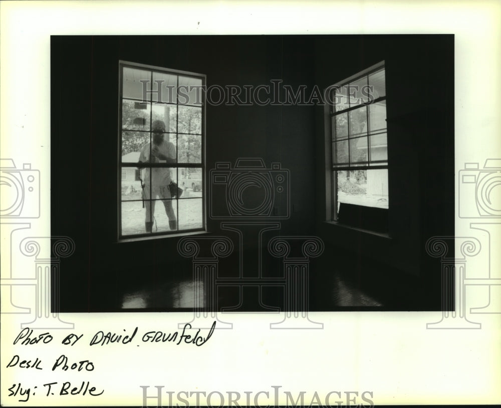 1993 Press Photo Halley Hones employee prepares to shutters on home, Covington - Historic Images