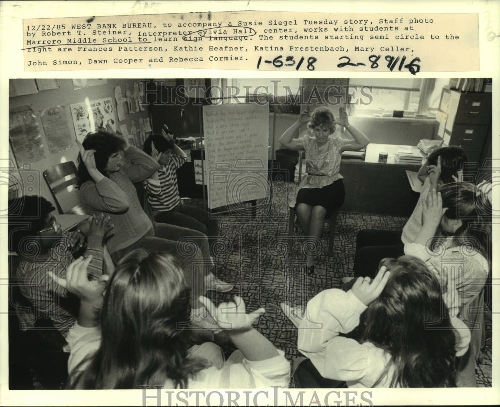 1985 Press Photo Sylvia Hall teaching sign language at Marrero Middle School - Historic Images