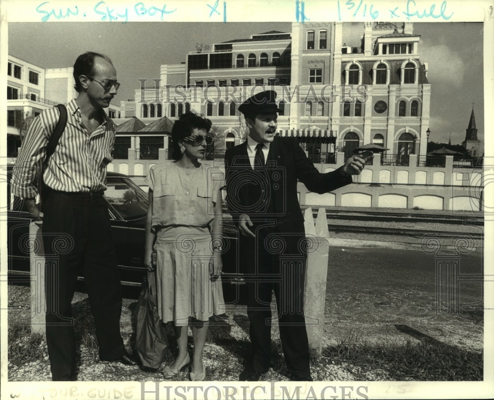 1986 Press Photo  Tour guide shows Mara and Giuseppe DiPierro around the Quarter - Historic Images