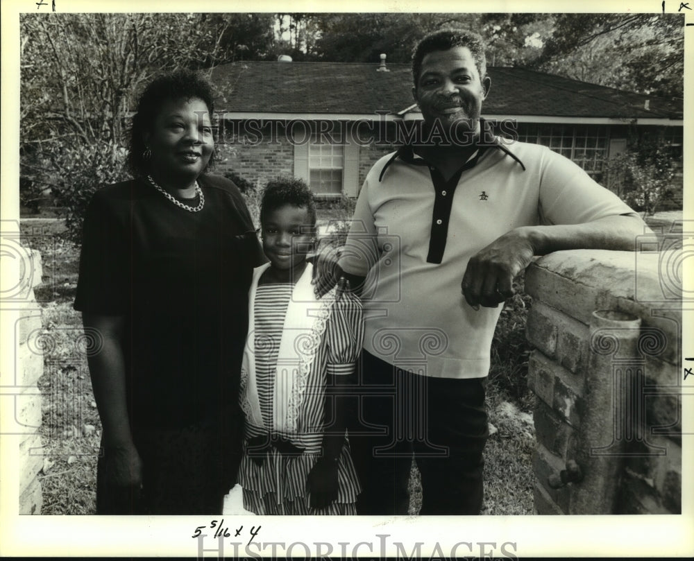 1990 Press Photo Rosie &amp; Louis Hall with their adopted daughter Angela - Historic Images