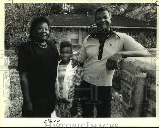 1990 Press Photo Rosie & Louis Hall with their adopted daughter Angela - Historic Images